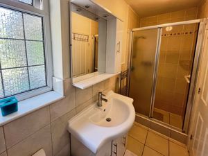 Shower room- click for photo gallery